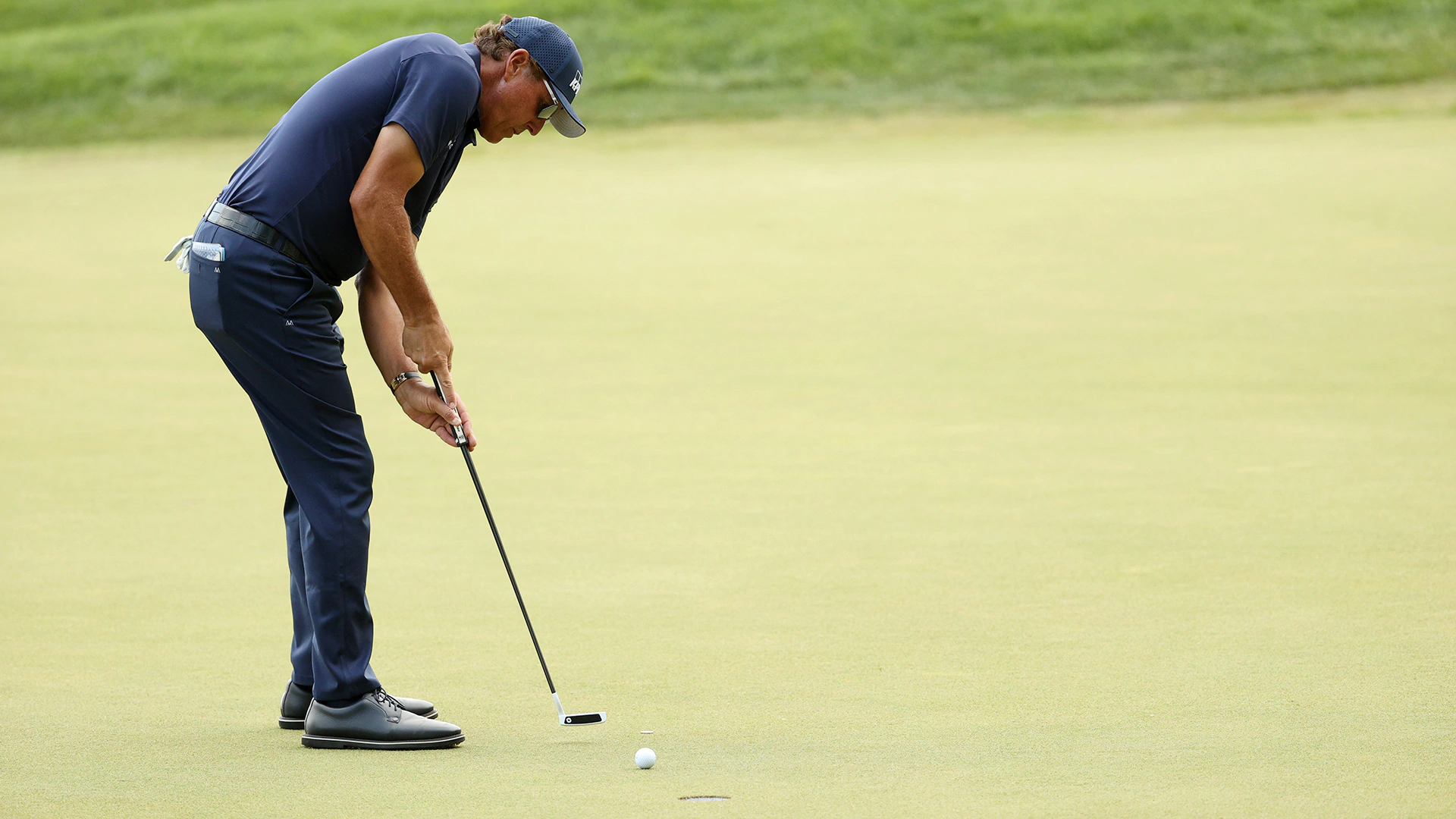 Your TV isn’t buffering: Phil Mickelson is pausing during his putting stroke