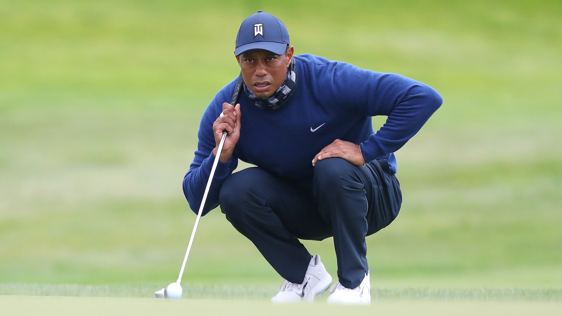 Tiger Woods (68) is rolling his new putter a lot like the old one