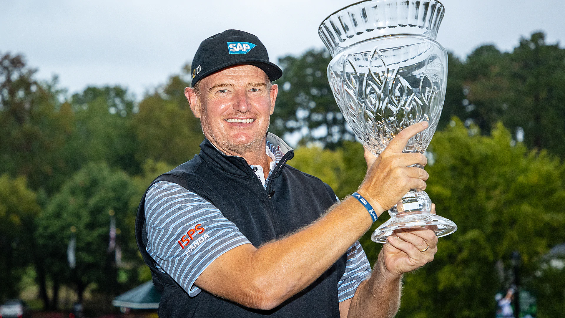 Ernie Els, with assist from Mark O’Meara, birdies final two holes to win SAS