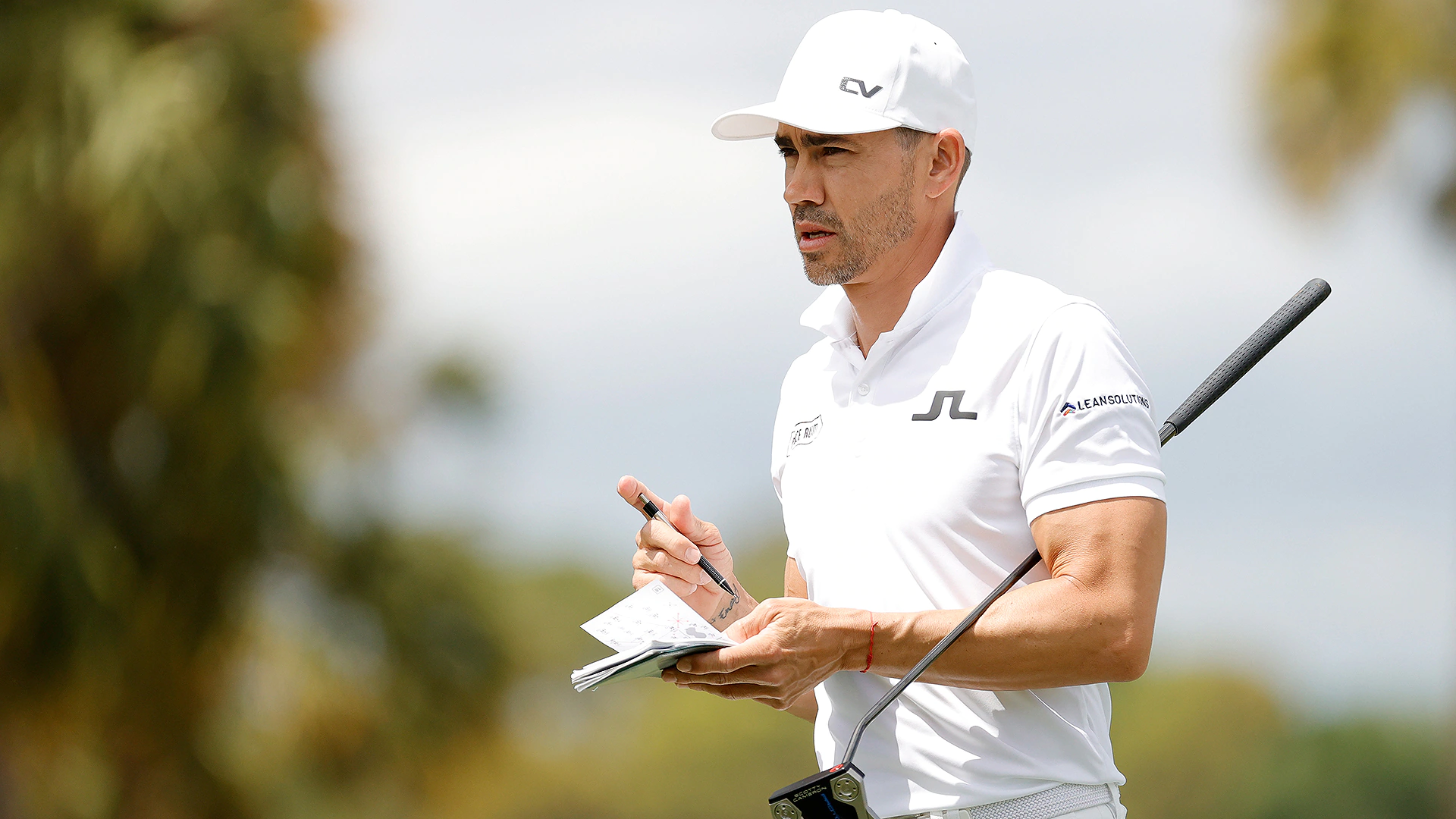 Camilo Villegas (64) leads as Phil Mickelson records a 10 in Texas