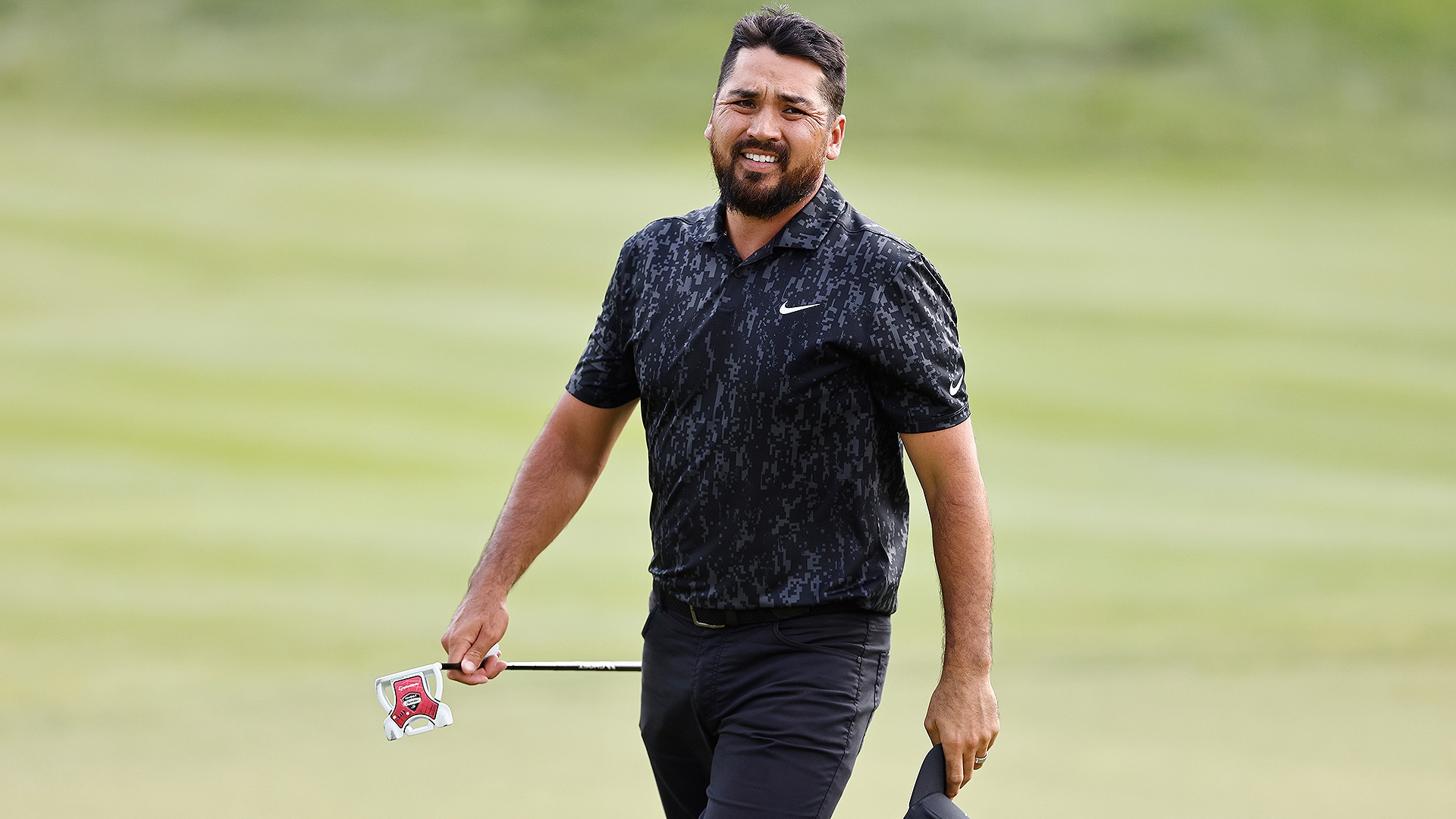 Despite stiff back and allergies, Jason Day only one back at Travelers Championship