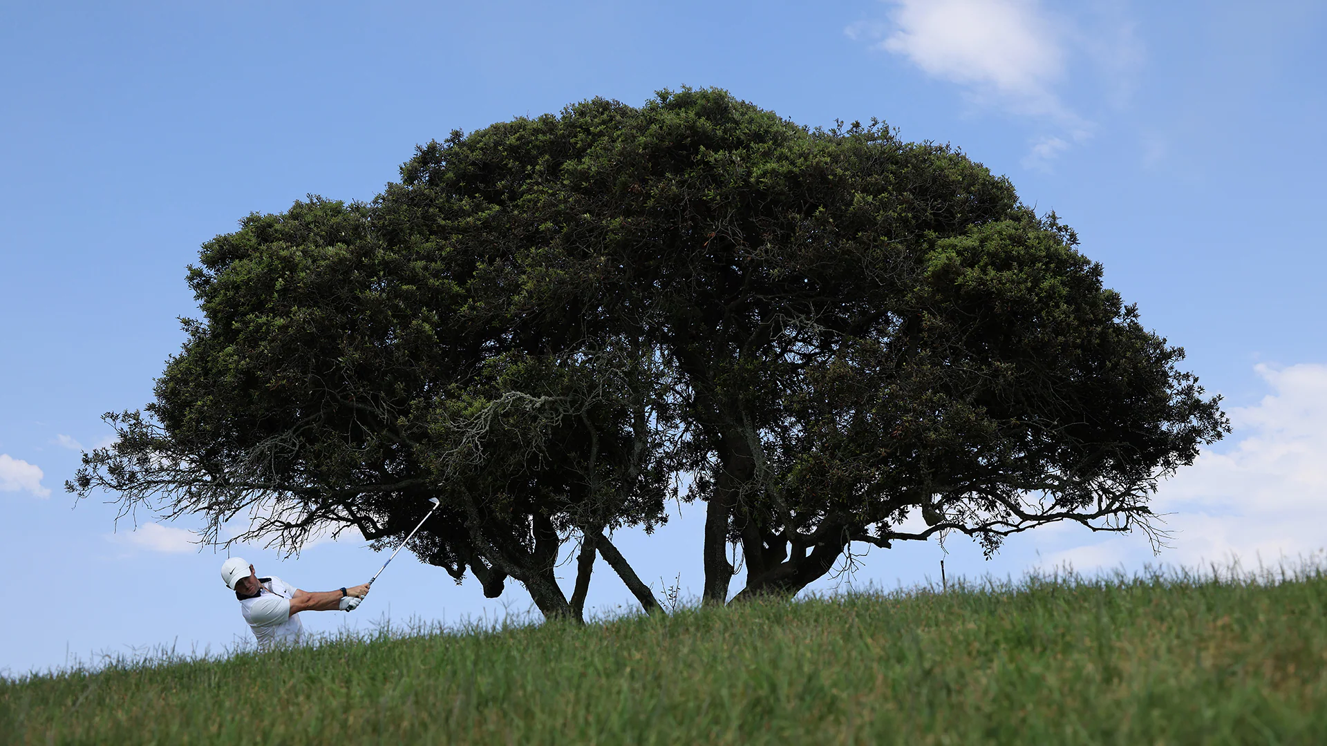 Watch: Rory McIlroy chips in for birdie to draw closer to U.S. Open lead