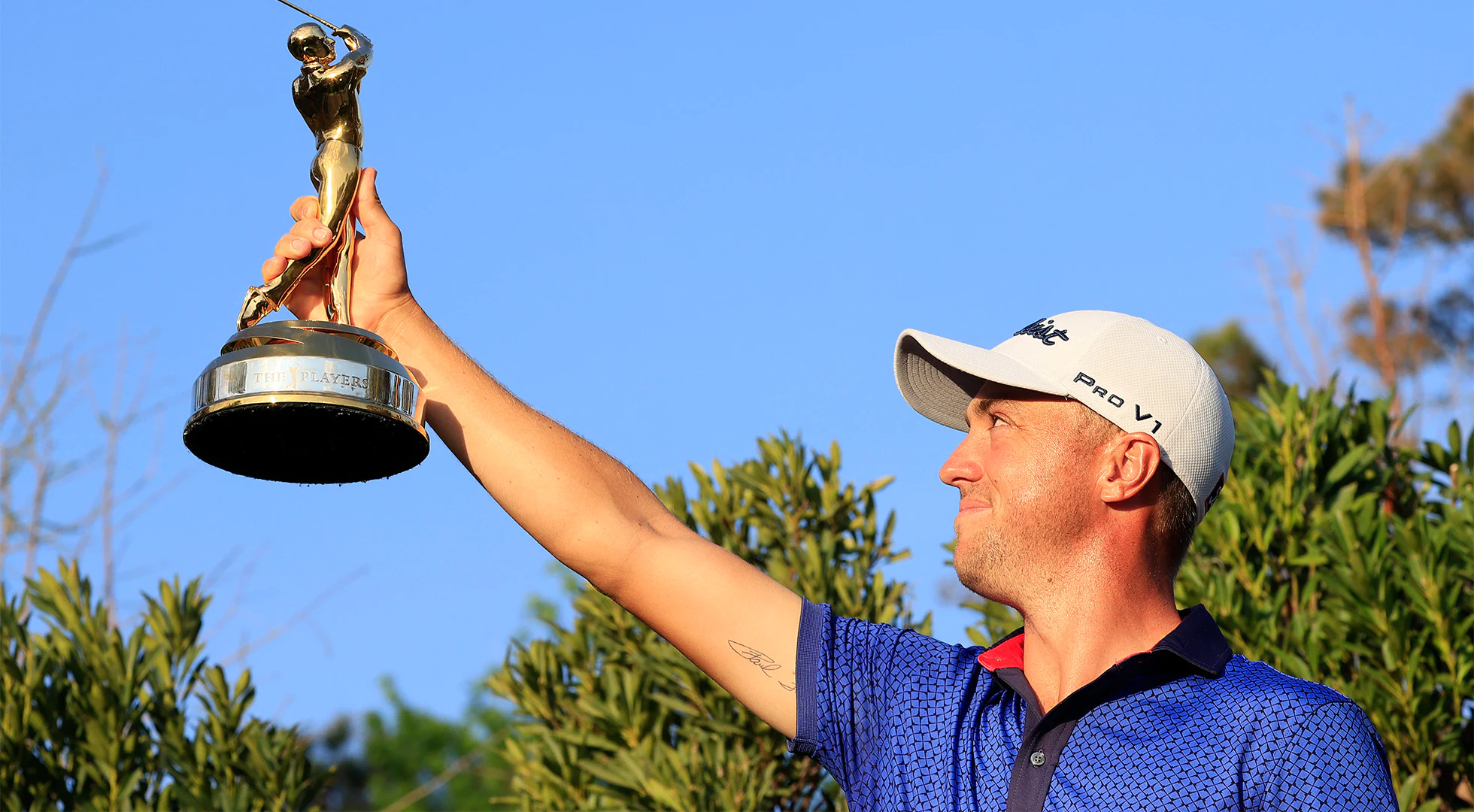 Justin Thomas inks dedication to his late grandfather