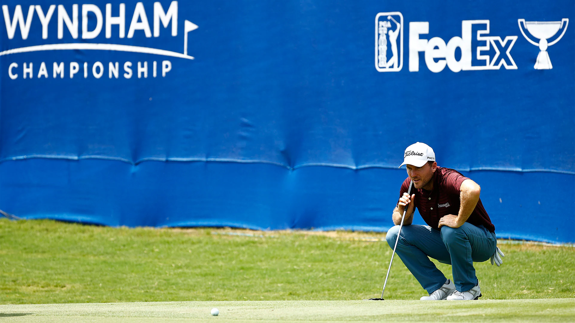 Russell Henley putts way to Wyndham Championship lead behind cell phone alert