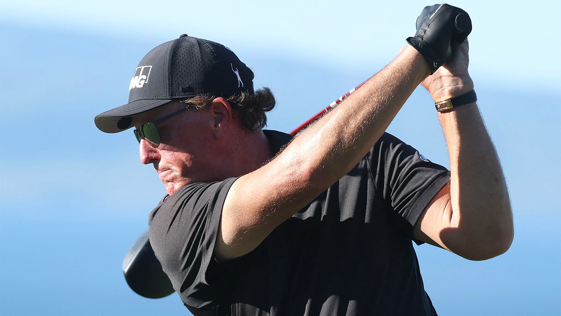 Phil Mickelson caps first ever round in Kapalua with perfectly hooked driver off deck