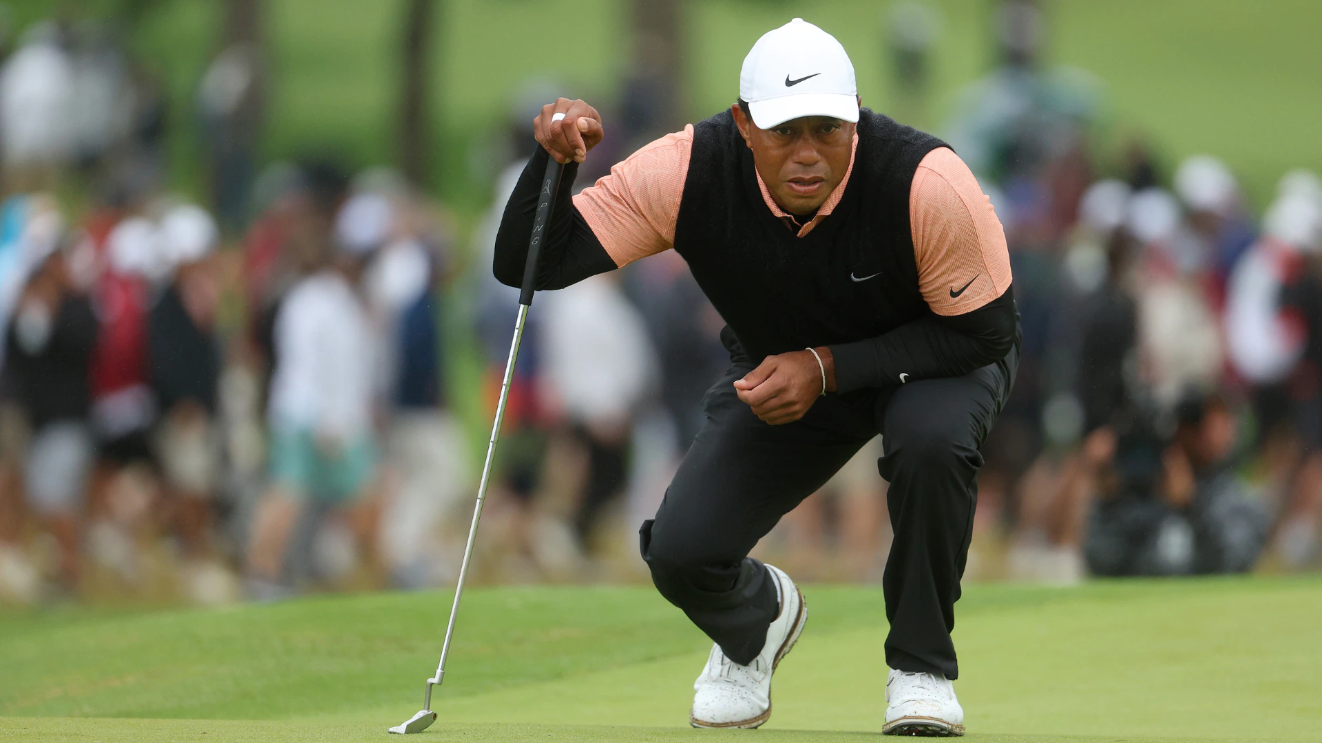 New photo shows Tiger Woods’ injured right leg without leg sleeve