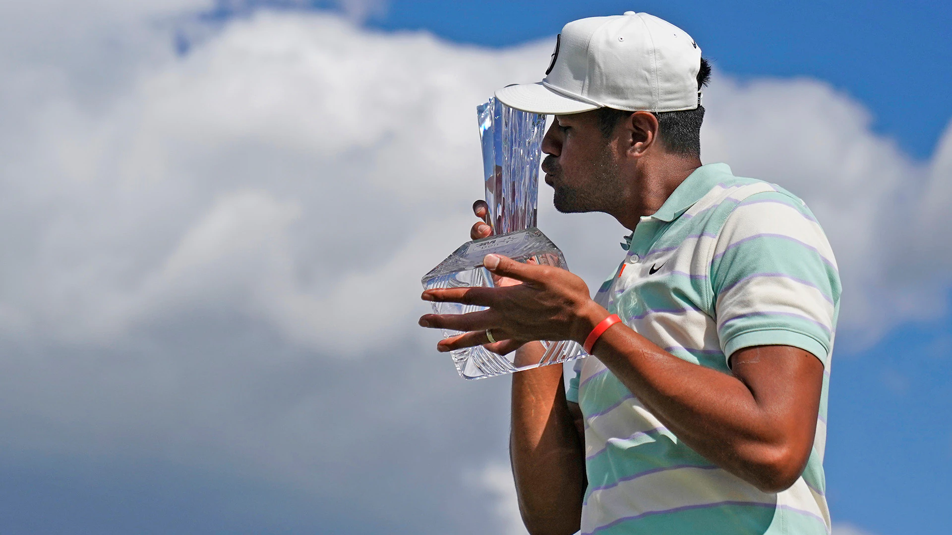 Tony Finau wins 3M Open by 3 with late surge, Piercy collapse