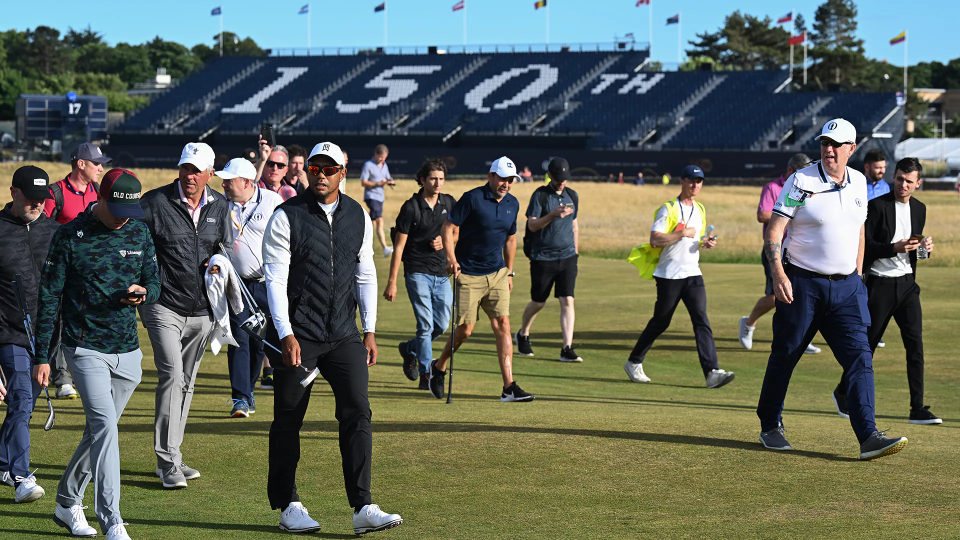 Tiger Woods arrives at St. Andrews, fans join him in Saturday stroll