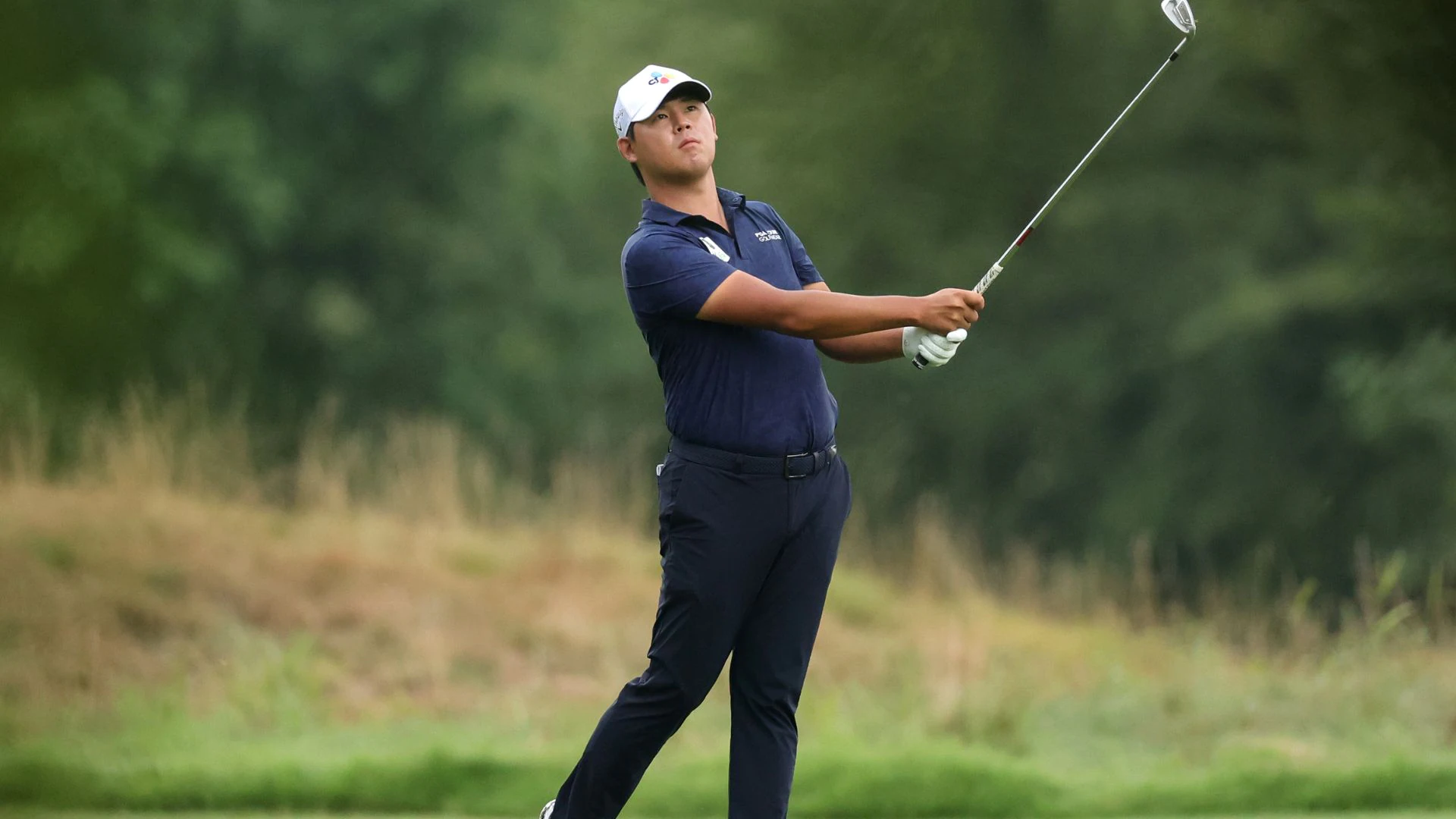 After mid-round grip change, hole-out finish, Si Woo Kim takes FedEx St. Jude lead