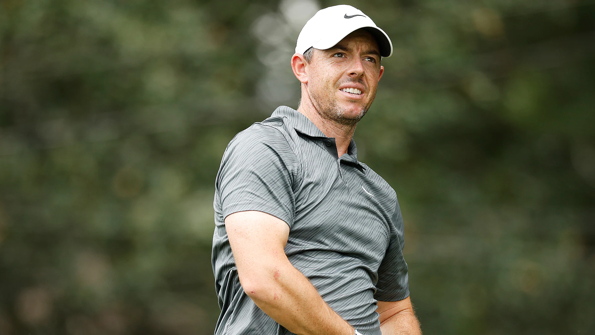 Rory McIlroy hits opening tee shot out of bounds, makes triple to start Tour Championship