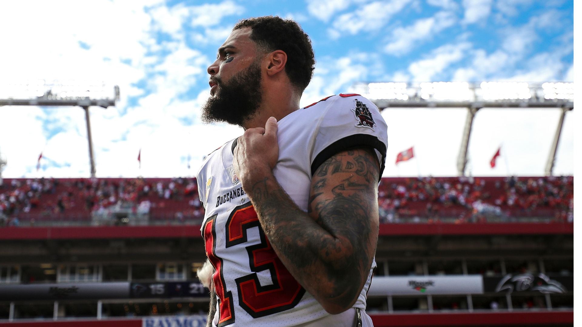 NFL says referees didn’t ask Mike Evans for autograph, but were talking golf lessons