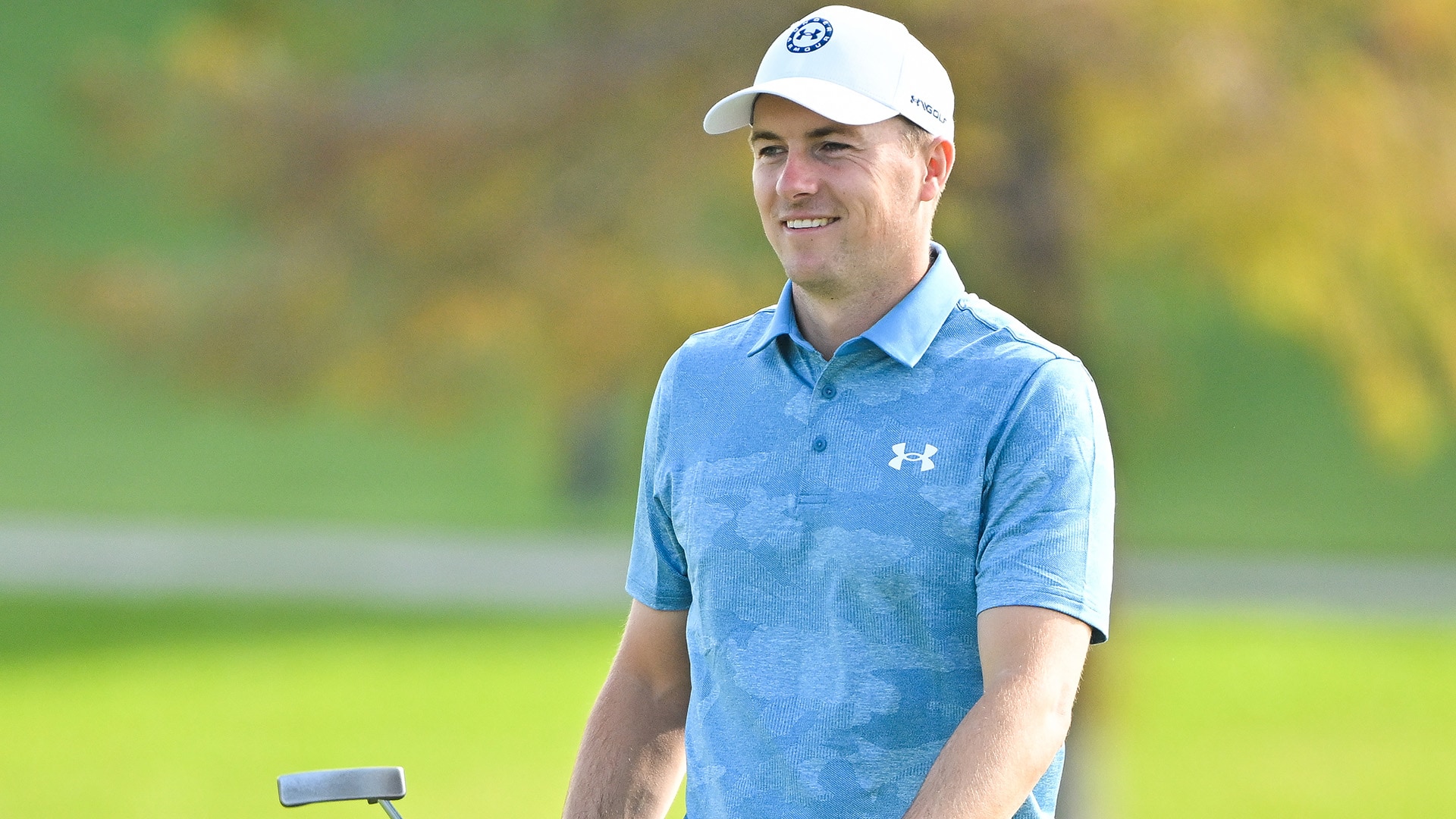 Jordan Spieth kindly asks fans to keep their gambling talk down while he’s putting