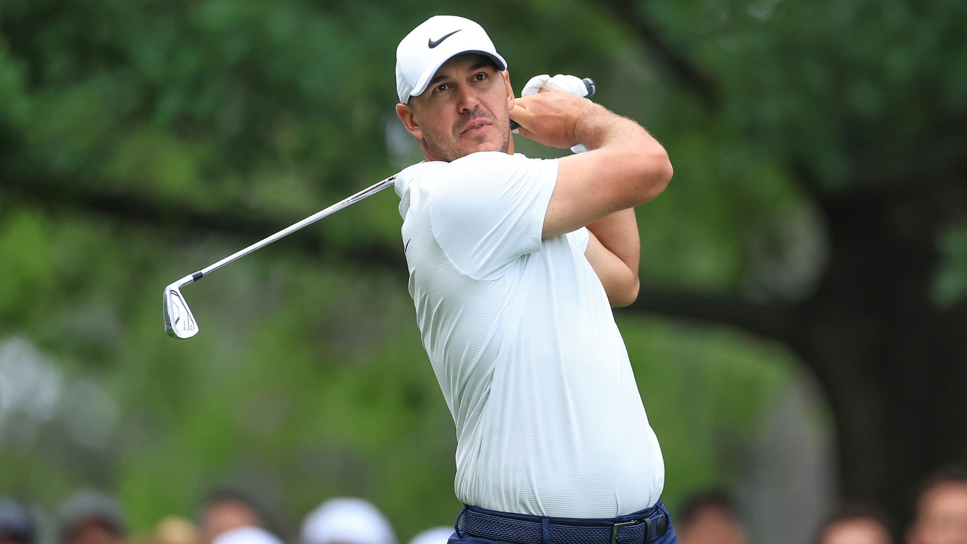 Brooks Koepka leads, Tiger Woods hovering around cut line with play suspended Friday at 2023 Masters