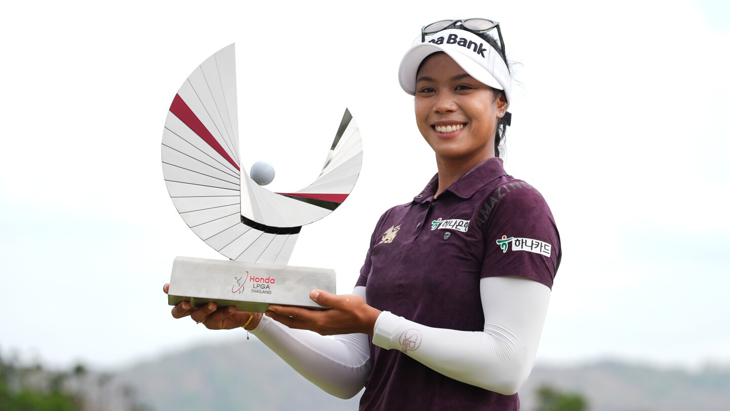 Local favorite Tavatanakit birdies last for one-shot win in Thailand