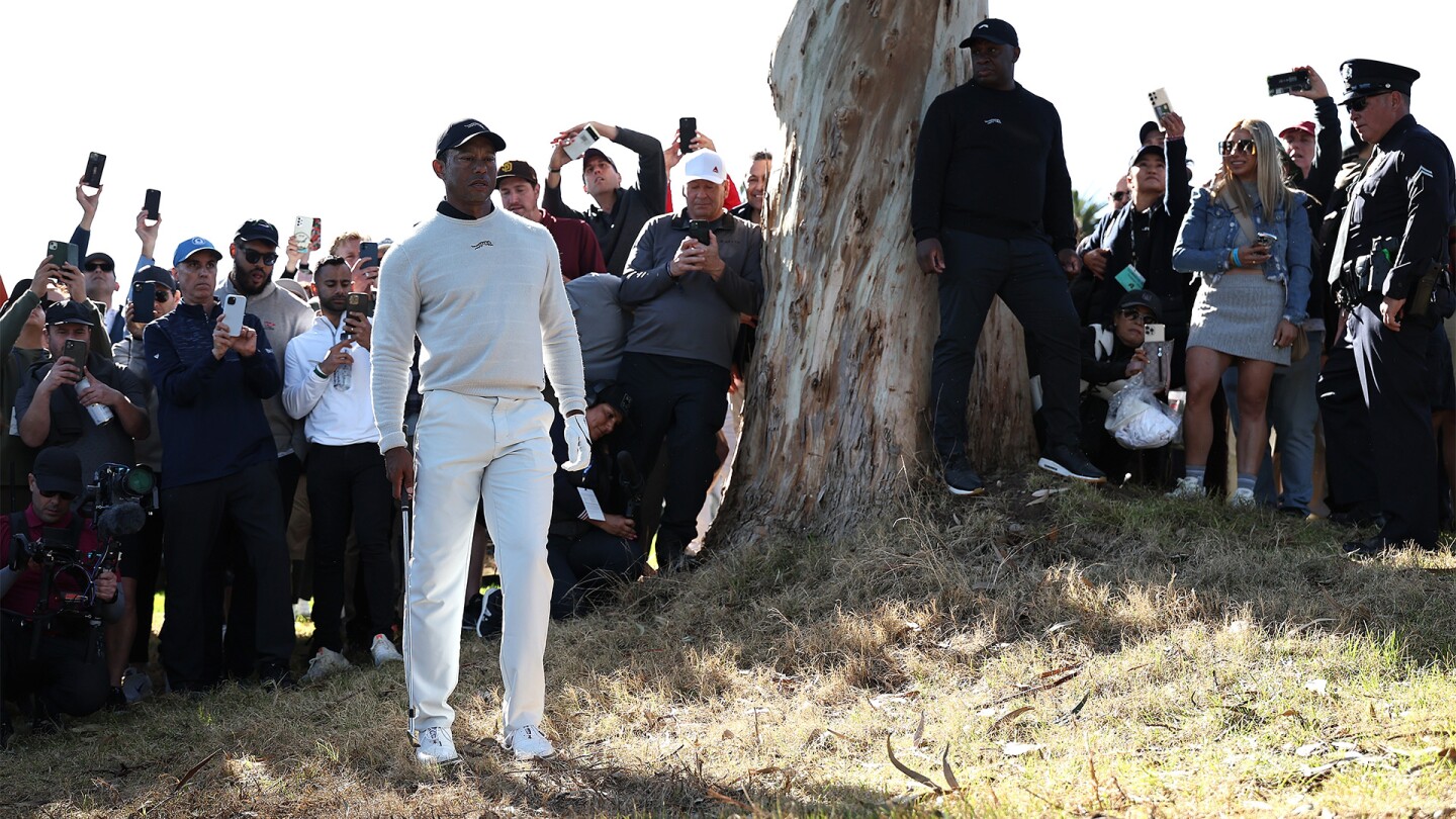 Tiger Woods shanks second shot, saves bogey on 18 at Genesis Invitational