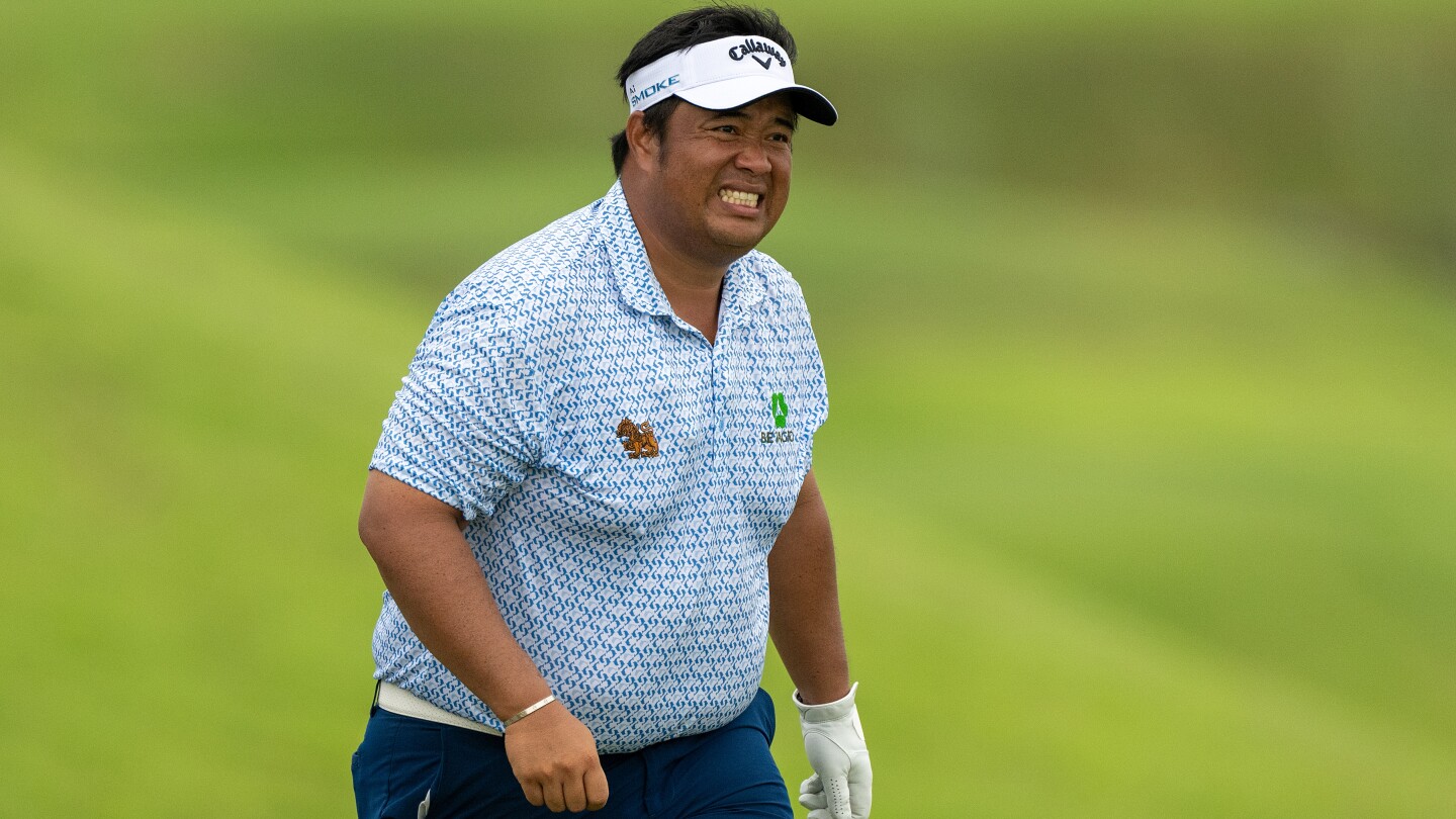 Aphibarnrat co-leads Singapore; Lowry fires 69 after flying from Players