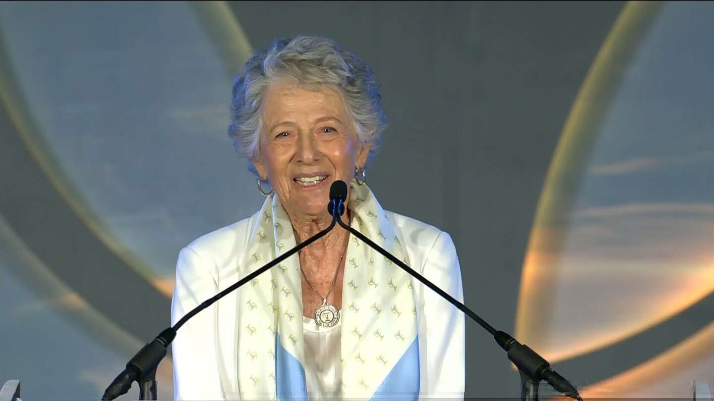 Sandra Palmer accepts induction into World Golf Hall of Fame