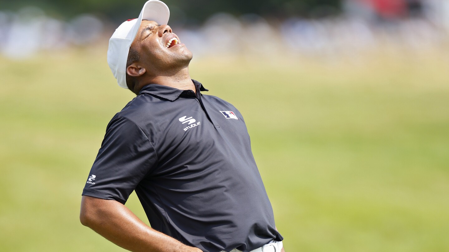 Leading 3M Open, Jhonattan Vegas hits drive into one of most random places ever