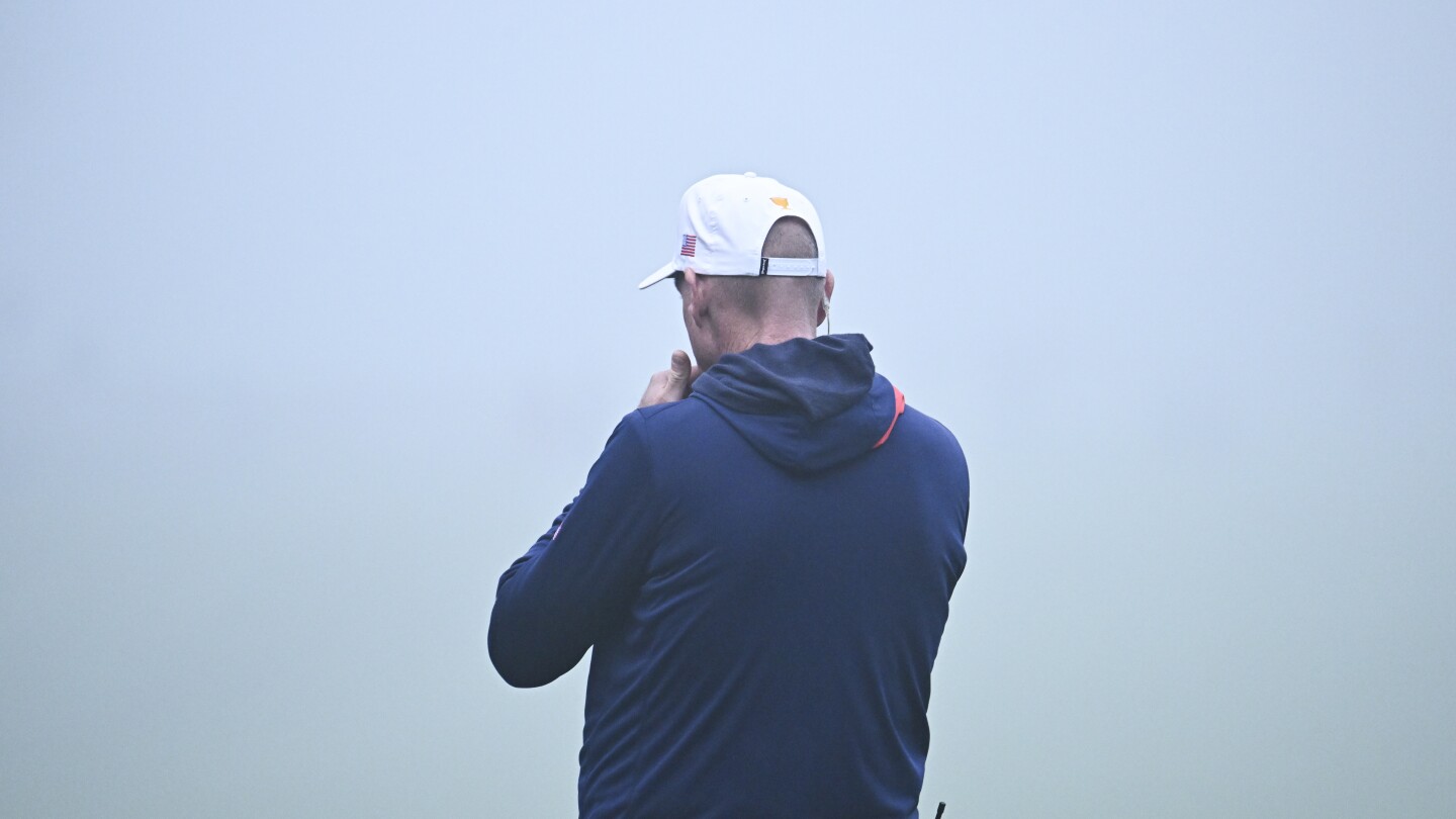 Play resumes after lengthy fog suspension at Presidents Cup