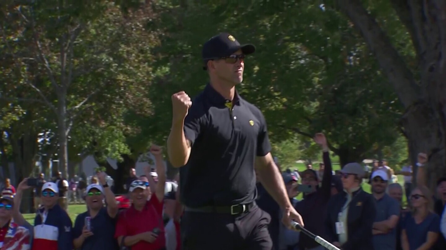 Adam Scott sinks a 39-foot birdie to take a 2UP lead at Presidents Cup