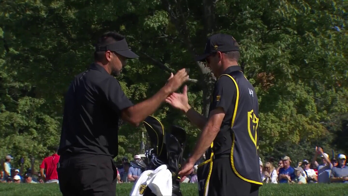 Jason Day holes out from bunker for eagle on No. 12 at Presidents Cup