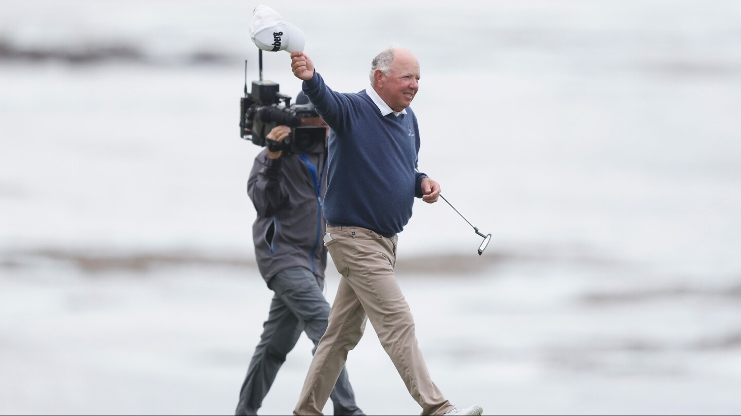 Mark O’Meara birdies No. 17 at Pebble Beach for the final time