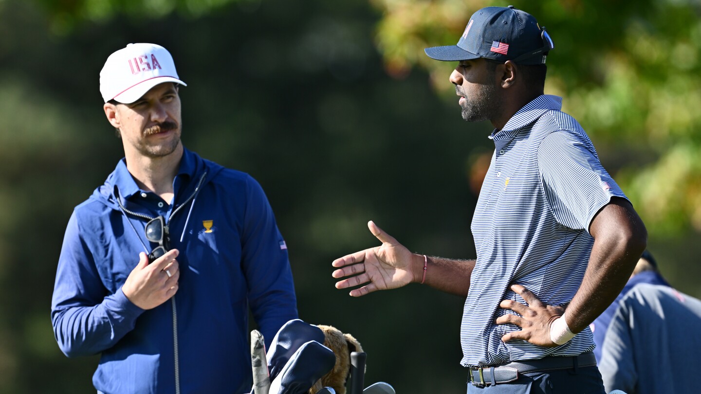 Sahith Theegala’s caddie has priceless reaction after receiving dream gift