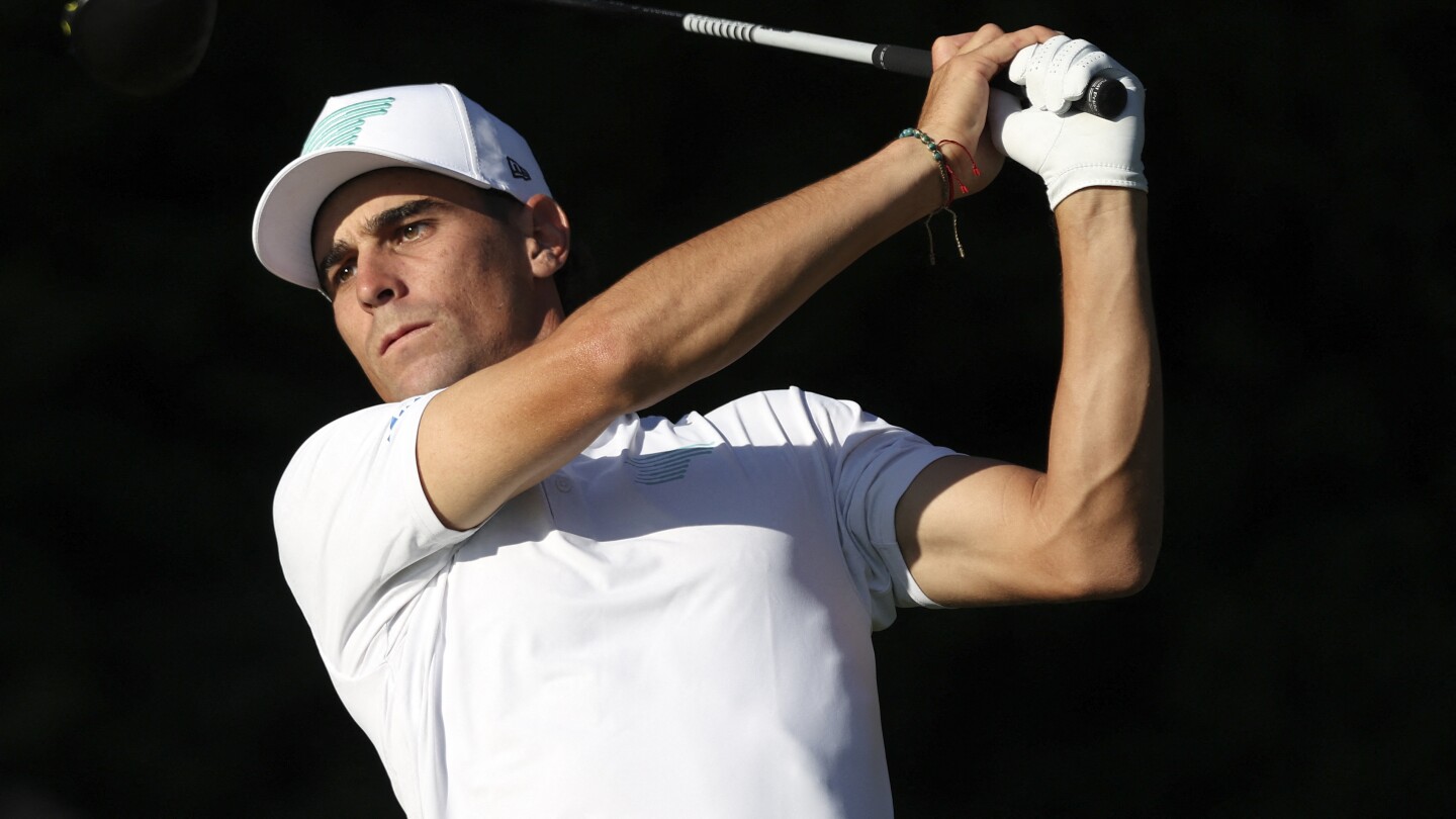 Defending champ Joaquin Niemann shoots 64, gets within two at Australian Open