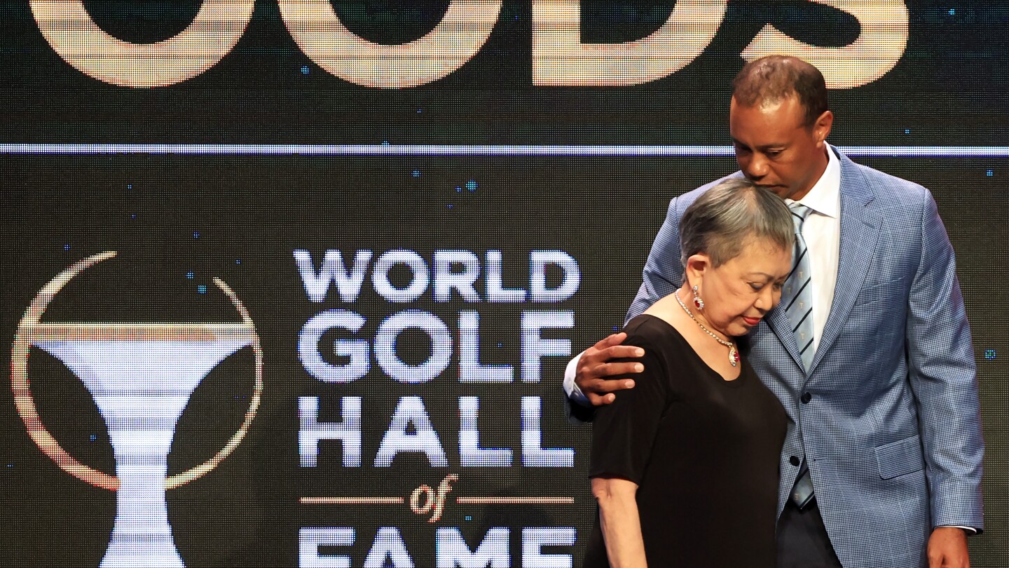 Tiger Woods announces that his mother, Kultida, has died