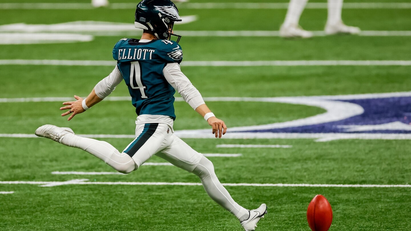 Eagles’ Jake Elliott trades football cleats for golf clubs in NFL offseason